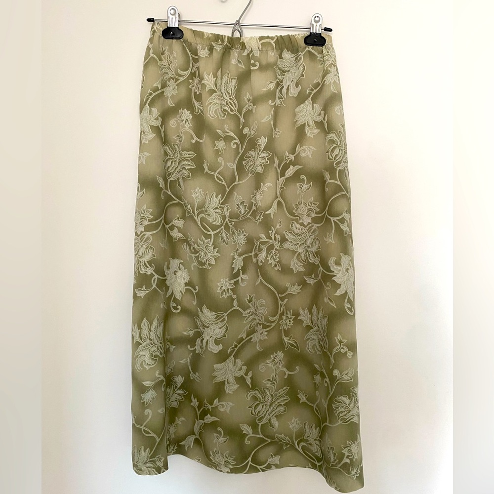 Green pattern skirt